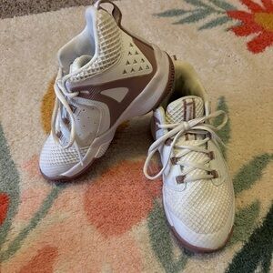 Basket ball shoes size 4